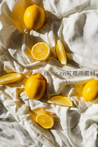 柠檬切片散落白色布料之上