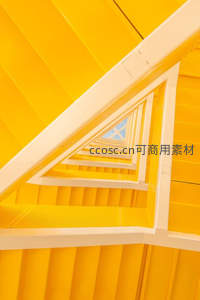 黄色楼梯几何线条通向天空