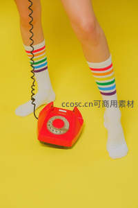 彩虹条纹袜搭配红色复古电话机特写