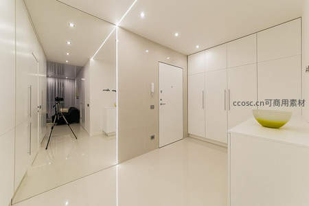 现代极简玄关设计配镜面与嵌入式灯光