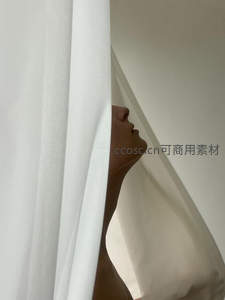 侧脸从白色窗帘后探出营造神秘氛围