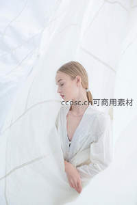 白衣女子沉思于纱幔间