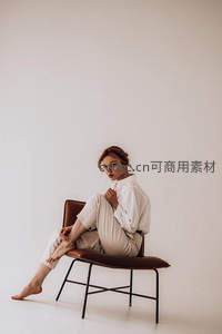 简约空间中优雅坐姿的女性