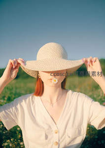 草帽少女田野间含花微笑