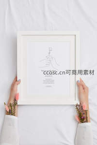 双手捧着印有暖心话语的艺术画框