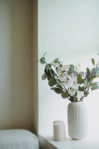 窗台花瓶与蜡烛营造温馨角落