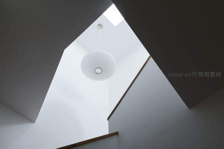 现代建筑天窗下的极简吊灯