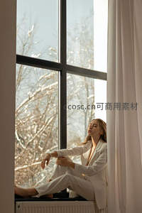 窗边沉思的白衣女子