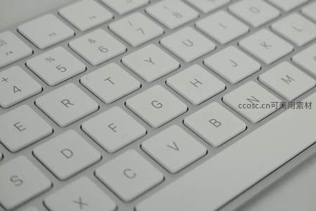 白色键盘特写，简约高效办公