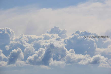 蓝天白云朵朵，蓬松如棉絮