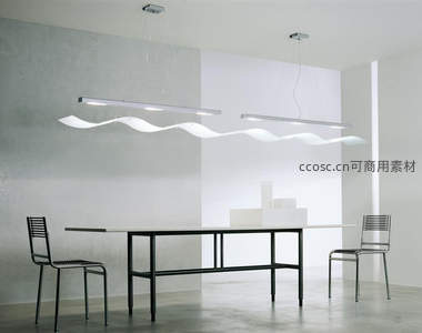 极简主义餐厅：现代吊灯与餐桌