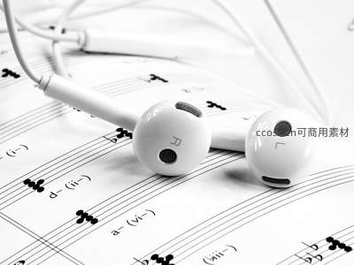 黑白乐章：耳机静卧五线谱上