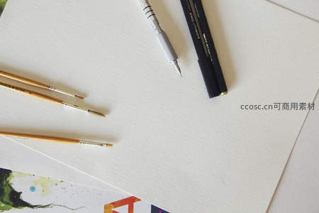 画笔与素描纸静置桌面，创作前的宁静