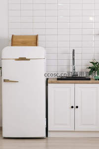 现代简约厨房中的复古白色冰箱
