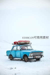 雪地里蓝色老式汽车载行李