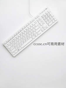 简洁白色键盘俯拍极简办公场景