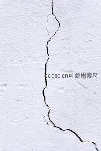 白色墙面上蜿蜒裂痕的岁月痕迹