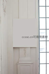 古典窗边白色画布静置壁炉之上