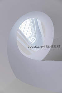 现代建筑中圆形窗框内的螺旋楼梯