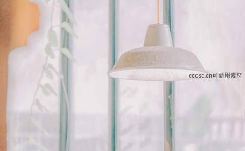 复古吊灯在窗边投下柔和光影