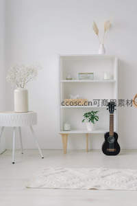 简约北欧风客厅角落，绿植与尤克里里点缀