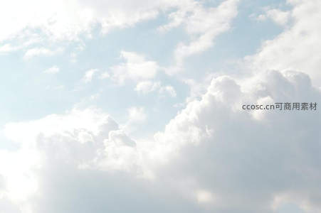 晴空万里朵朵白云，纯净天空背景纹理
