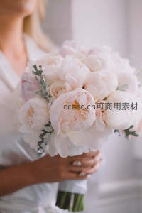新娘手捧柔美粉色牡丹花束