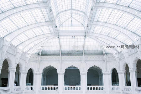 宏伟白色穹顶建筑内部