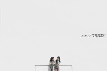 两人倚栏远眺简约留白意境画面