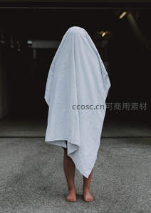 神秘人形披白布赤足立于暗巷中