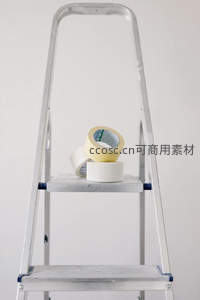 梯子上的胶带卷象征装修与改造场景