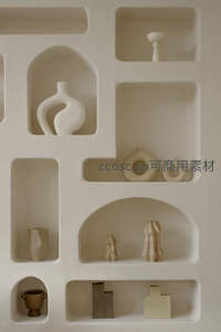 白色立体壁龛陈列各式陶瓷艺术品