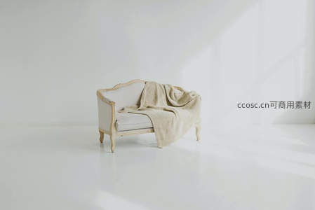 简约白色空间中的复古单人沙发