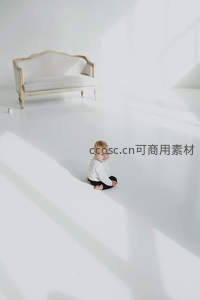 白色空间中的婴儿与古典沙发