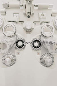 专业验光仪的精密光学部件特写