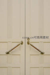 米色双开门配复古黄铜长拉手