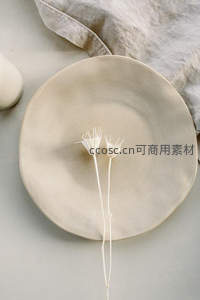 陶盘上的干花静物美学