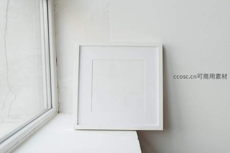 纯白画框倚靠窗边墙角