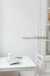 白色书桌上的笔记本电脑咖啡杯