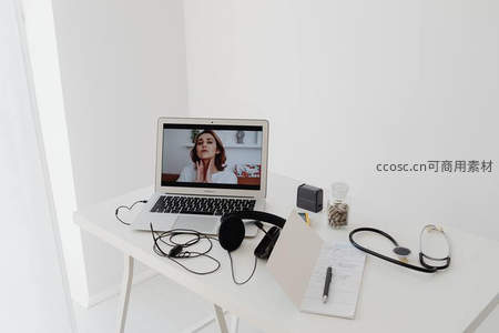 在线医疗咨询桌面设备齐全