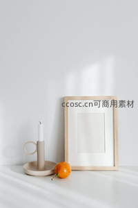 阳光洒落的桌面静物：画框与柑橘