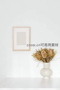 白色圆瓶干花与木质画框的极简搭配