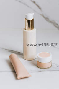 大理石台面上的精致护肤品套装