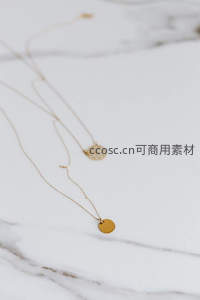 金色项链优雅陈列于大理石面