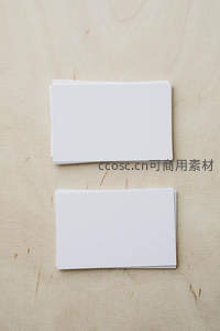 两叠空白卡片整齐摆放在木纹桌面上