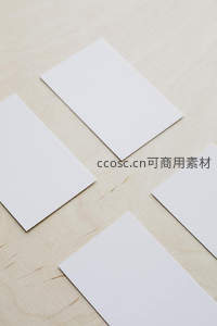 四张空白卡片散落于原木桌面之上