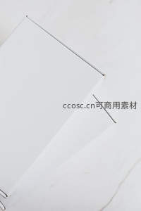 简约白色纸盒特写，展现干净利落的几何线条