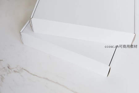 堆叠的空白纸盒，为创意设计提供无限可能