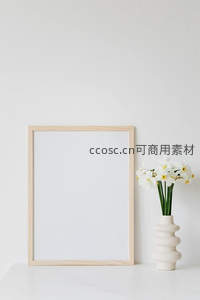 木质画框与水仙花瓶，打造温馨家居装饰场景