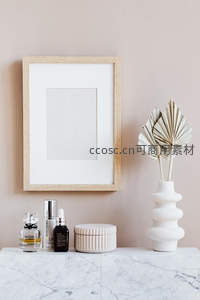 现代梳妆台上摆放护肤品与干叶装饰的静物组合